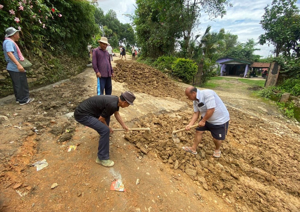Residents of Government High School Colony in Wokha on Saturday independently undertook the repair of a road left neglected for years. (Morung Photo)